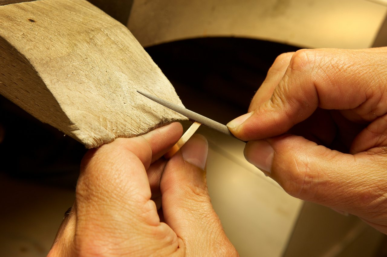 Proceso artesanal para la creación de una joya